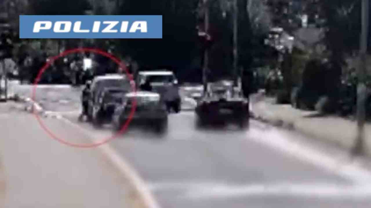 Rapina armata in via Passo Gravina: due arresti, nel mirino bottino da 16 mila euro