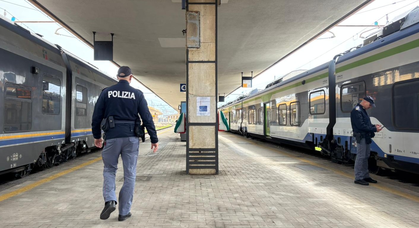 Sul treno senza biglietto aggredisce i poliziotti