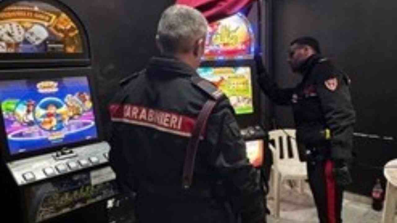 Controlli dei Carabinieri e dell’Agenzia delle Dogane: scoperte cinque slot illegali, in 3 denunciati