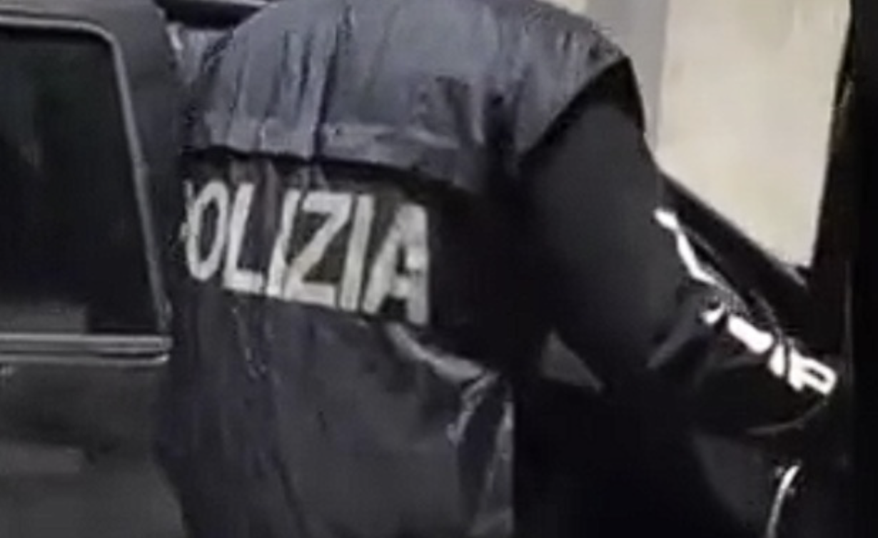 Cocaina nel cruscotto, arrestati con oltre 5 chili di droga