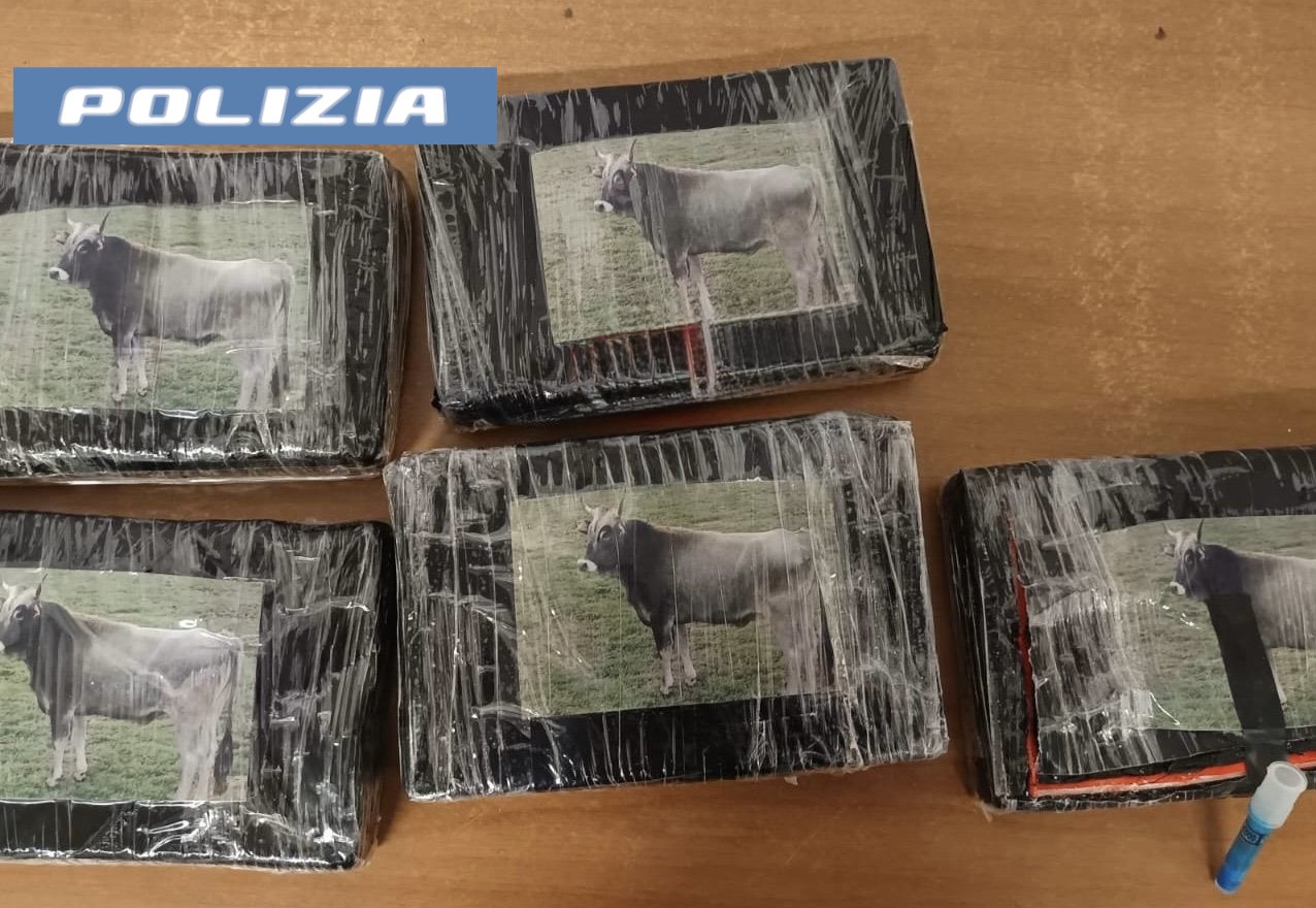 – TROVATA DALLA POLIZIA DI STATO UN’AUTO RUBATA CON 5 KG DI COCAINA PER UN VALORE DI 400 MILA EURO (2) Trovati 5 chili di cocaina in un’auto rubata