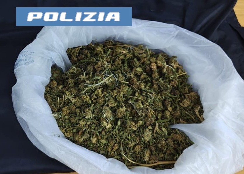 Adrano, droga nascosta nel garage: pusher arrestato dalla Polizia