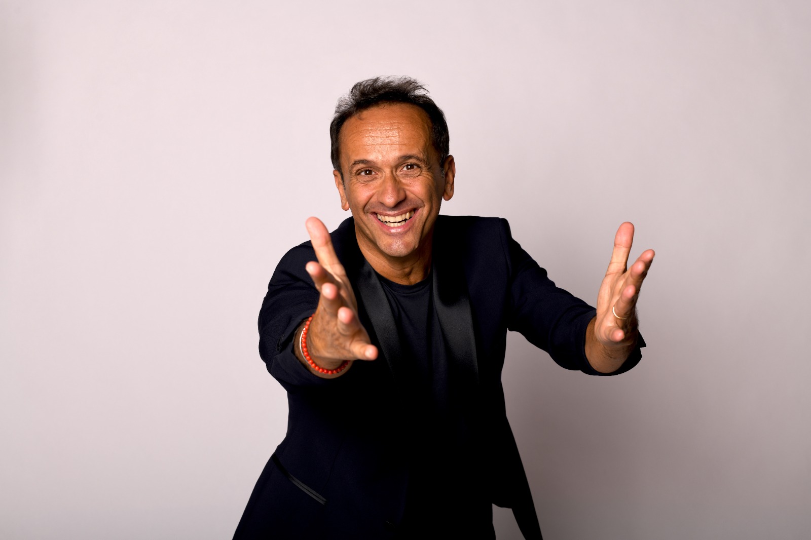 UCCIO DE SANTIS Foto di Anna Tchezhia “Scusi, per Hollywood?” il nuovo spettacolo di Uccio De Santis