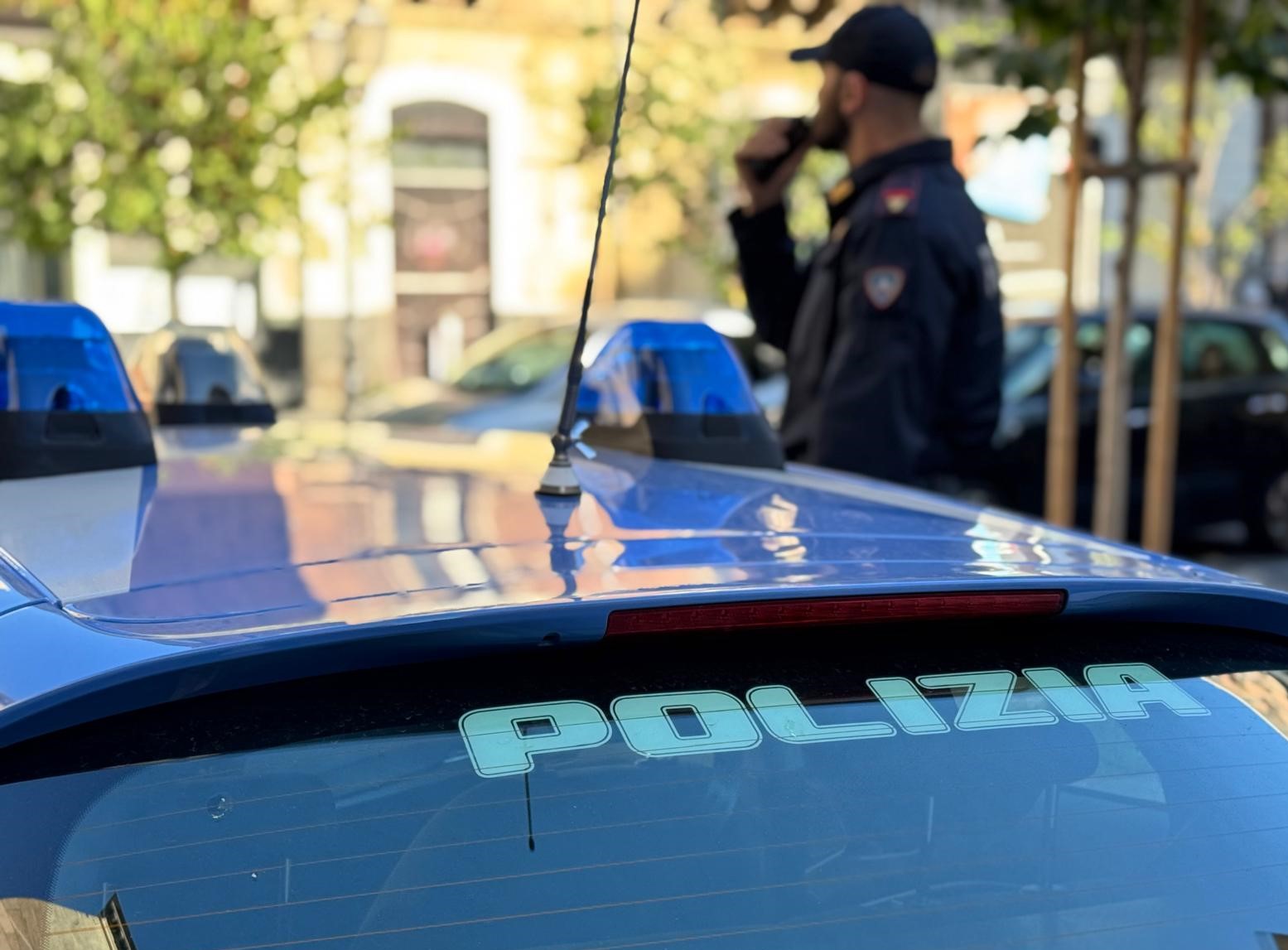 Catania, vede i poliziotti e tenta di liberarsi di una pistola