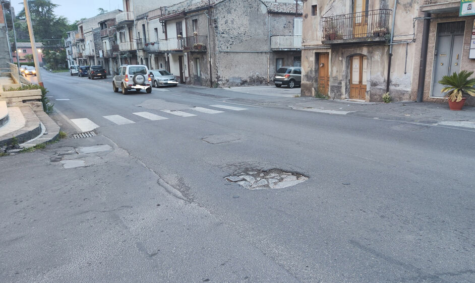 Randazzo e la “buca infinita”: dopo un anno stesso degrado