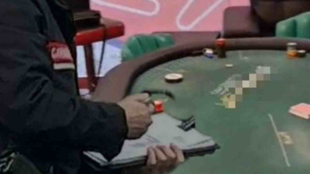 Controlli dei Carabinieri e dell’Agenzia delle Dogane: 9 denunciati in una bisca clandestina