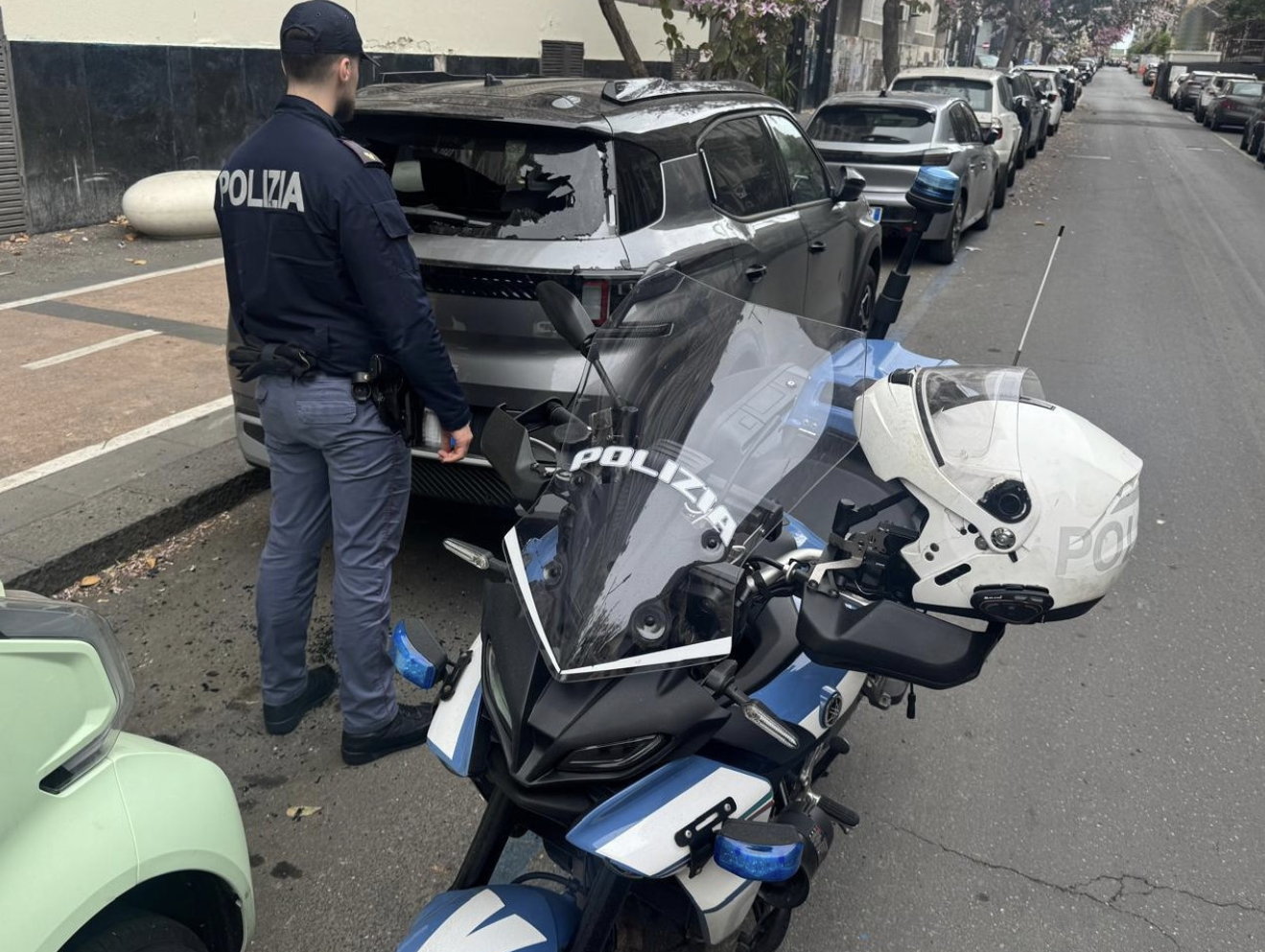 Distrugge i vetri delle auto in sosta e ruba negli abitacoli
