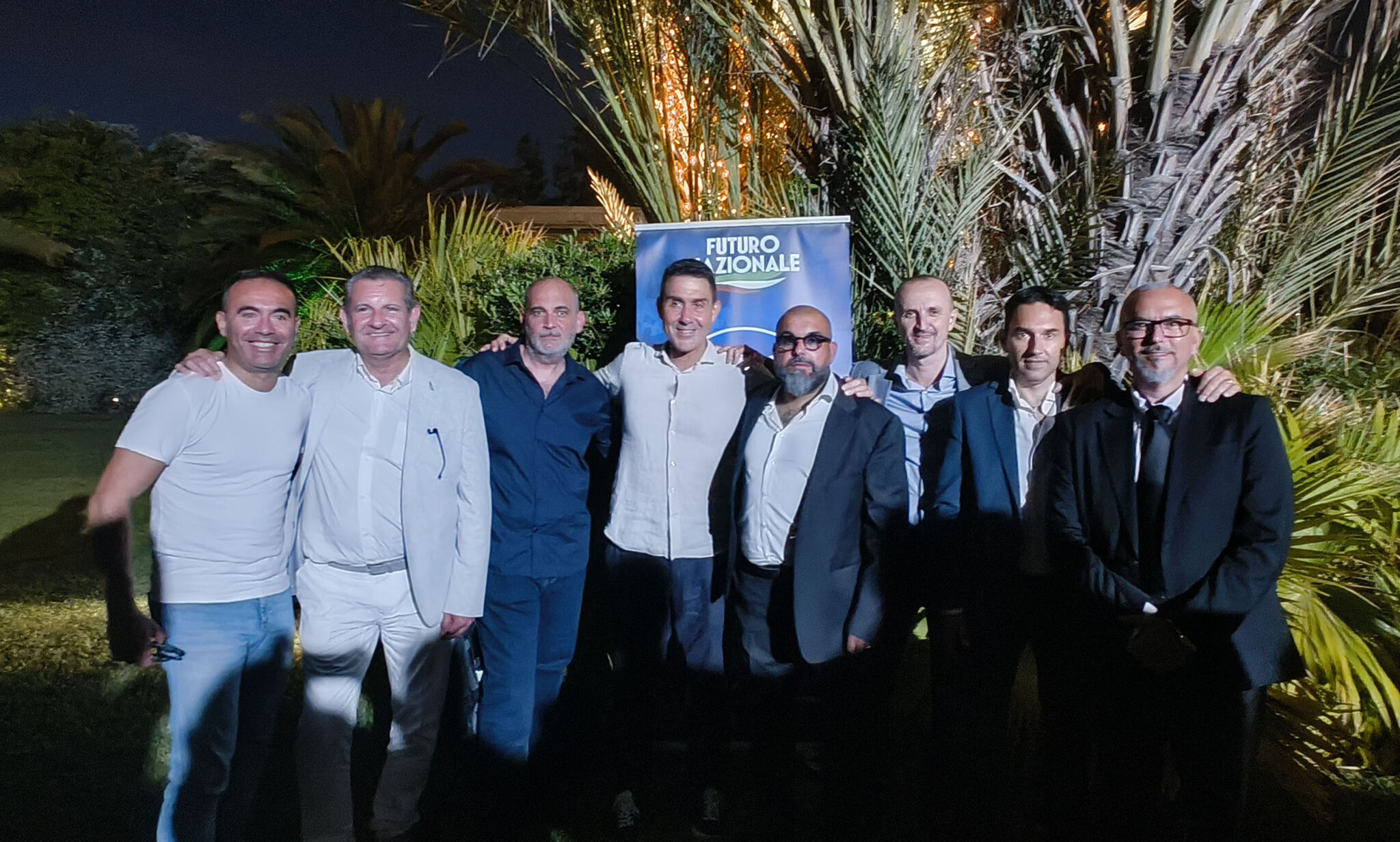 FOTO – Vannacci con gli organizzatori catanesi Vannacci a Catania, boom di presenze