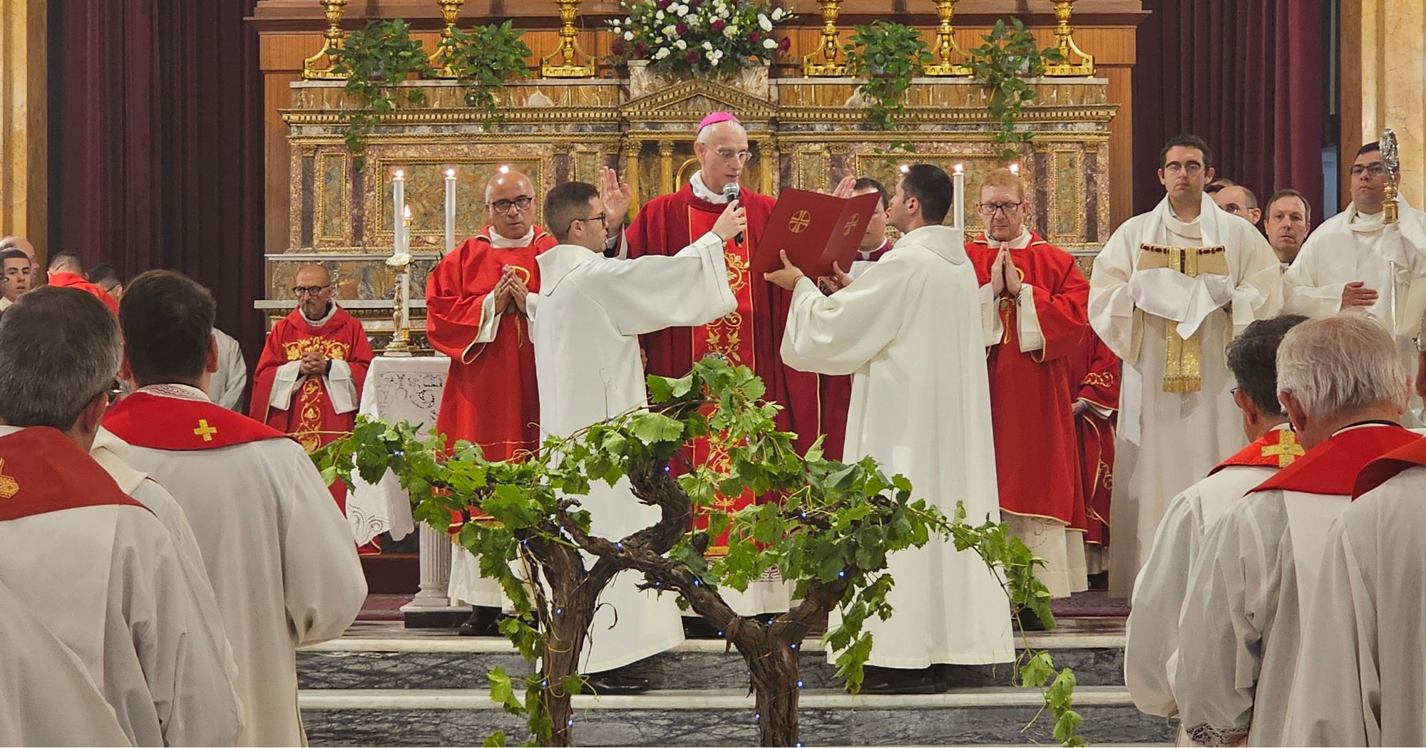 Facebook_Veglia di Pentecoste 2026 Santa Venerina (6) La Chiesa acese invoca il dono dello Spirito per la Pace