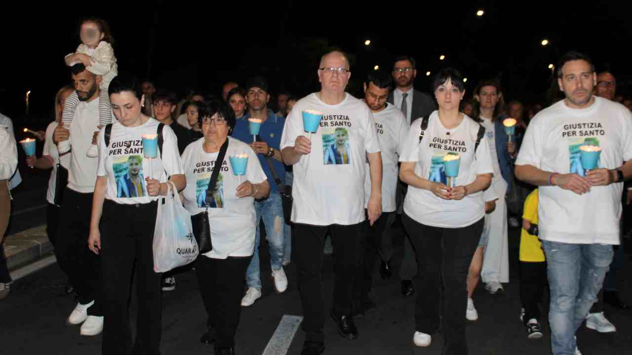 Fiaccolata per Santo Re – 20260529 FreePressOnline Santo Re, un anno dopo il dolore resta vivo: la fiaccolata nel luogo dell’omicidio