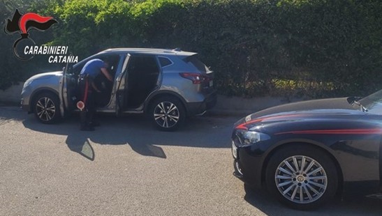 Foto Acireale (CT) Fugge ai Carabinieri e lancia droga