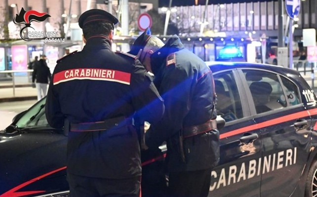 Furto in profumeria all’Etnapolis, ladri arrestati dopo inseguimento
