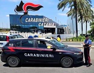 Foto Belpasso (CT) Spingono un’auto rubata con lo scooter