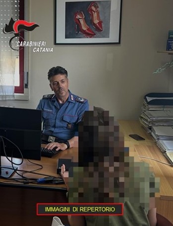Maltratta e deruba la madre: arrestato 32enne