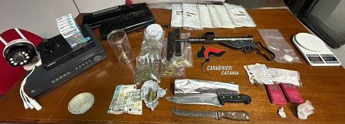 Mitra e droga a Librino, 2 arresti