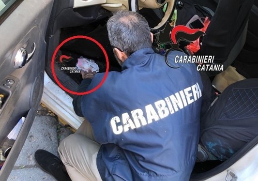 Foto Paternò (CT) Paternò, fermato in auto con crack e cocaina