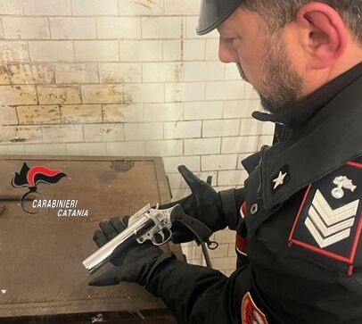 Belpasso, in casa nascondeva una pistola lanciarazzi