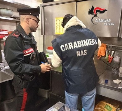 Foto Randazzo Cibi scaduti e senza tracciabilità: controlli NAS a Randazzo