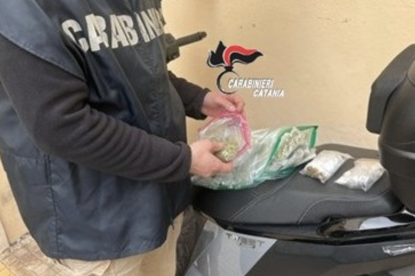 Mezzo chilo di hashish nascosto nello scooter