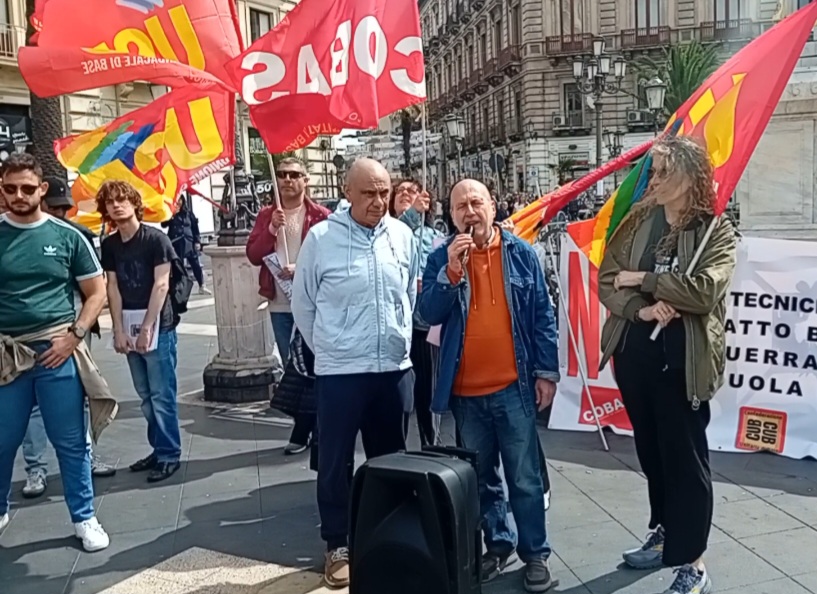 In piazza stesicoro per gaza Manifestazione scuola in piazza Stesicoro con il cuore a Gaza