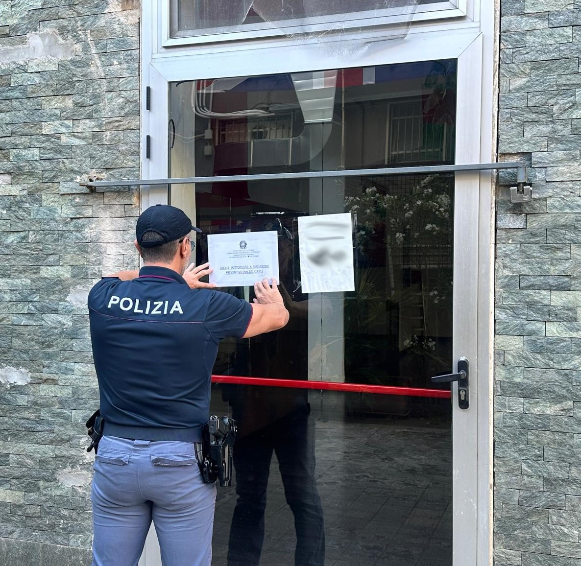 LA POLIZIA DI STATO SEQUESTRA UNA PALESTRA. DENUNCIATO IL TITOLARE PER DETENZIONE DI ANABOLIZZANTI. Anabolizzanti nascosti in frigo, palestra sequestrata