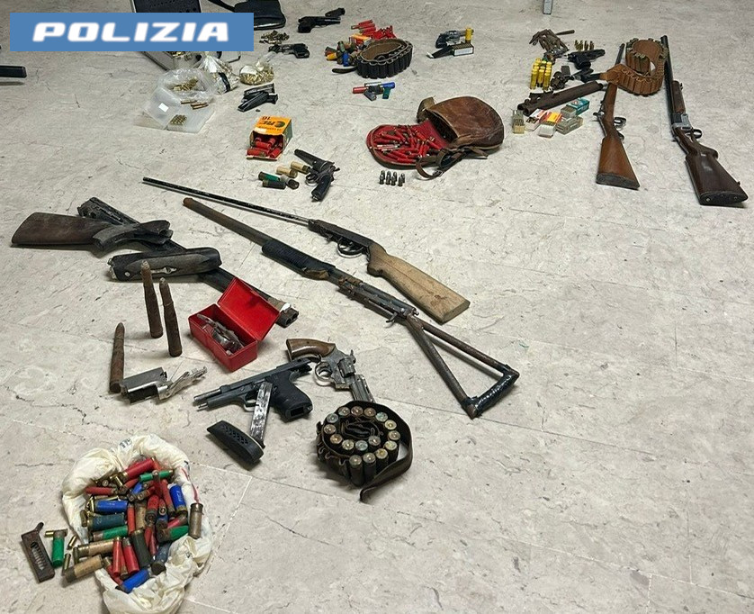 Maxi sequestro di pistole, fucili e munizioni 