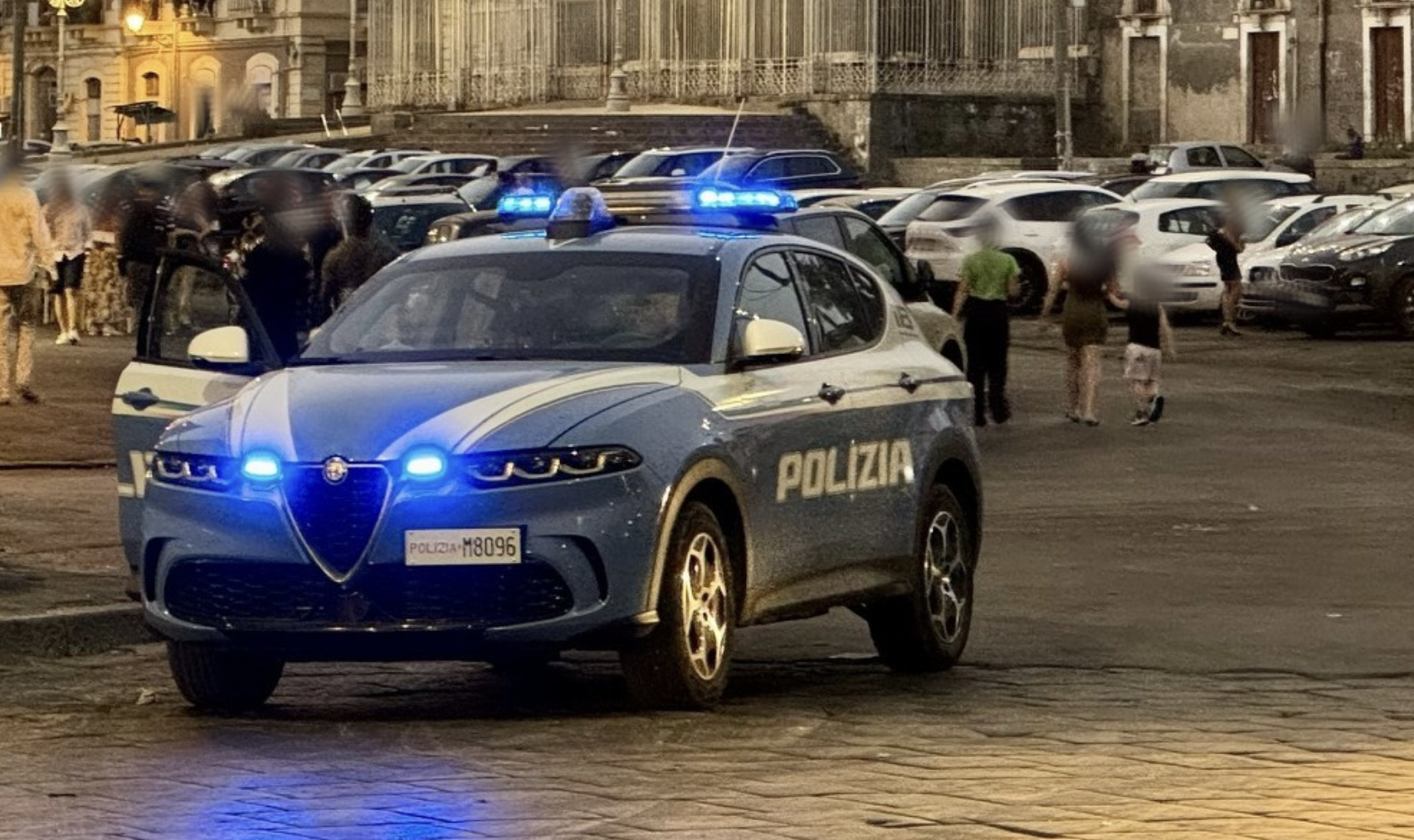 POLIZIA PIAZZA CARLO ALBERTO Catania, controlli della Polizia: denunciato il titolare di un lounge bar