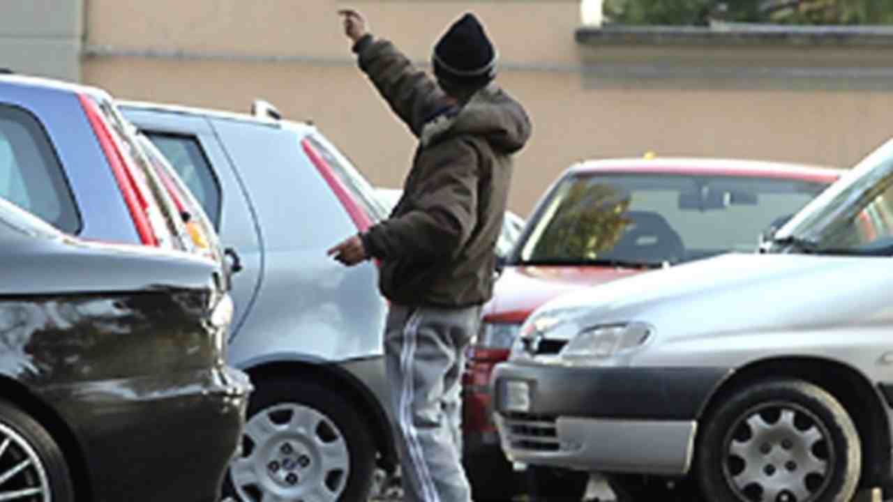 Polizia locale strette su parcheggiatori abusivi – 20260512 FreePressOnline Polizia Locale, nuova stretta sui parcheggiatori abusivi con le norme del Decreto Sicurezza