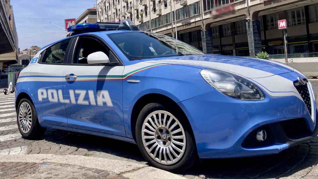 Polizia salvataggio Pony – 20260525 FreePressOnline San Cristoforo, tre pony nascosti in immobile pericolante: sequestrati dalla Polizia