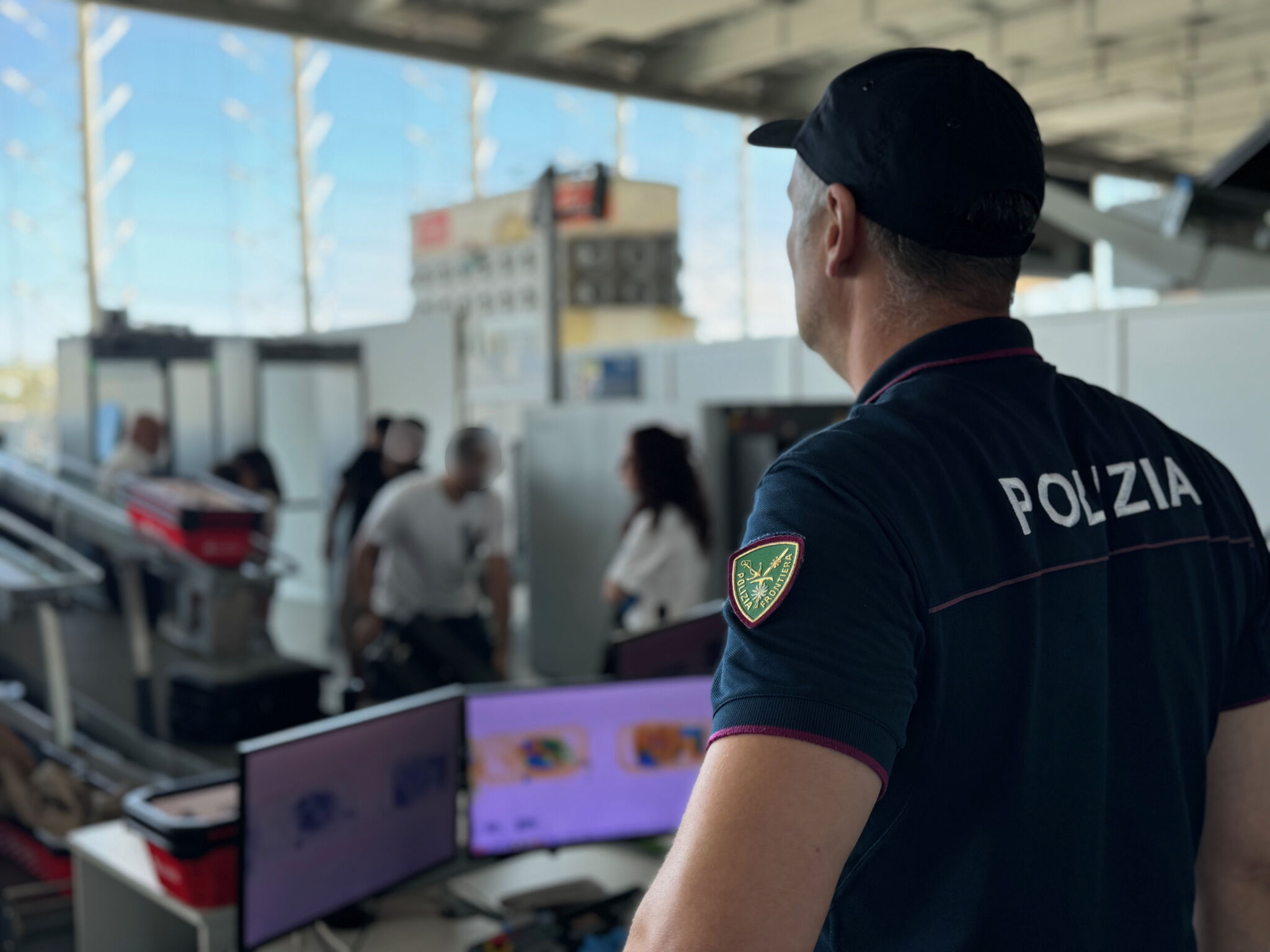 RUBA IN AEROPORTO IL PORTAFOGLIO DI UN ALTRO PASSEGGERO 60ENNE INDIVIDUATO E DENUNCIATO DALLA POLIZIA DI STATO Furto in aeroporto a Catania, denunciato un 60enne