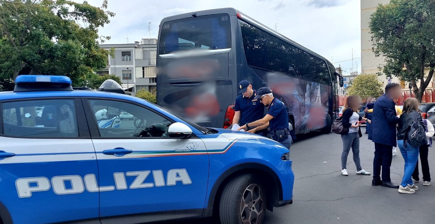 SICUREZZA STRADALE LA POLIZIA DI STATO RILEVA IRREGOLARITA’ NEI MEZZI PER ACCOMPAGNARE IN GITA GLI STUDENTI DI UN ISTITUTO SCOLASTICO DI ACIREALE 2 Bus non sicuri, gita scolastica annullata