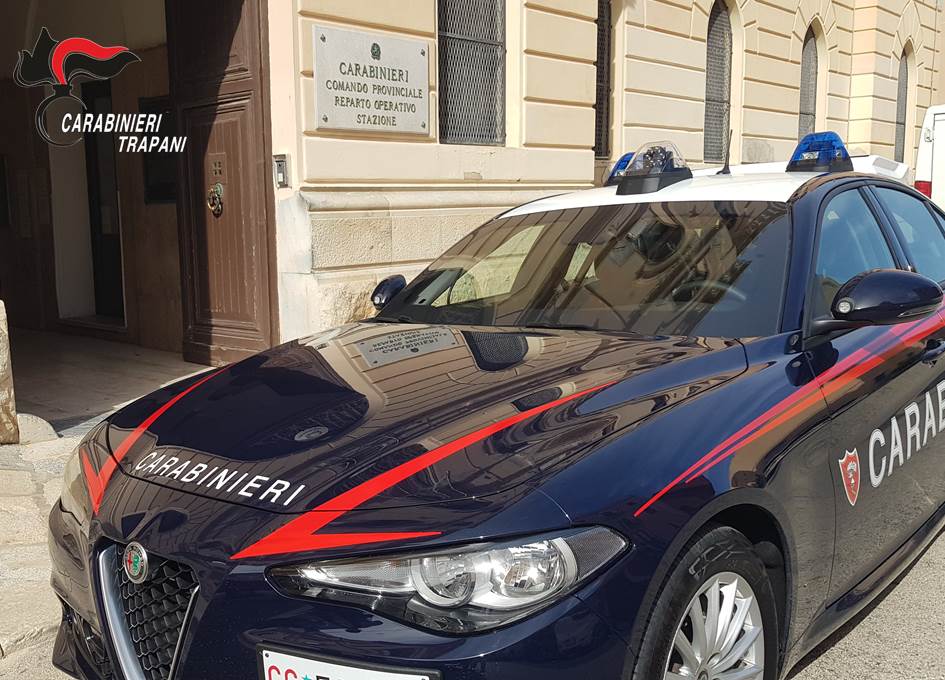 Trapani, adescavano vittime online e le derubavano