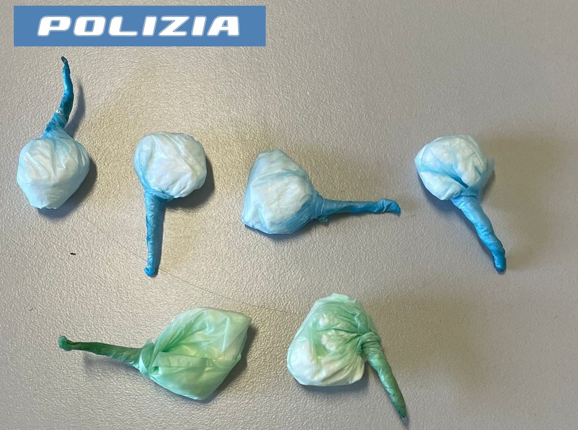 Trovato con sei dosi di cocaina: arrestato 21enne