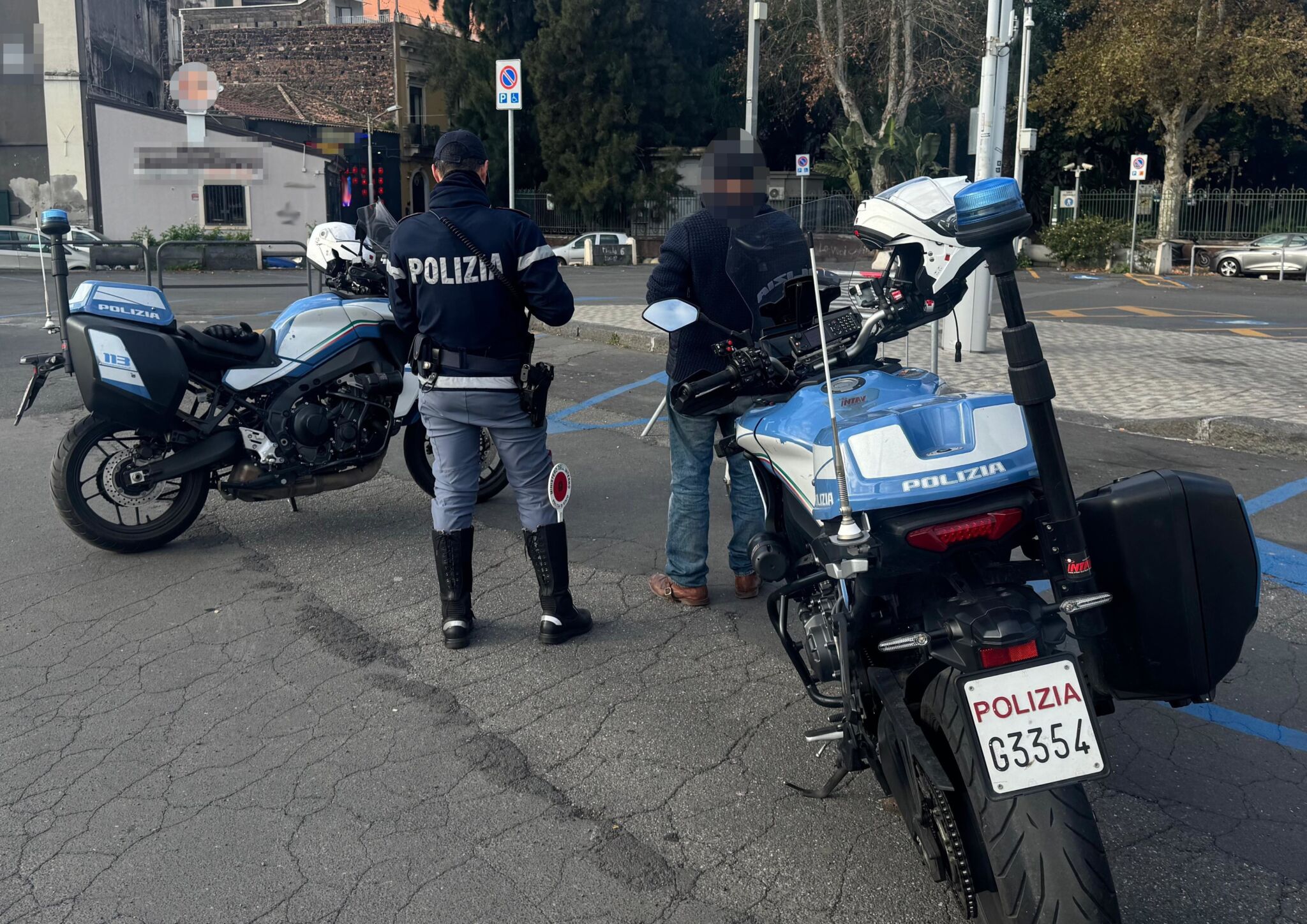 Evade dai domiciliari per fare il parcheggiatore abusivo
