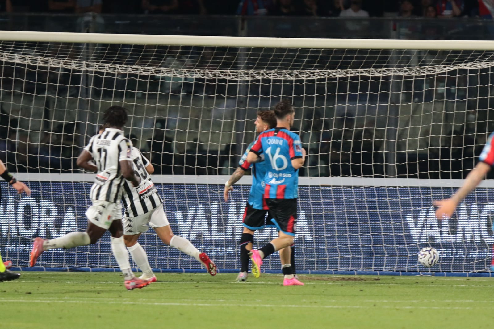 ascoli Oviszach spegne il Catania, Ascoli in finale