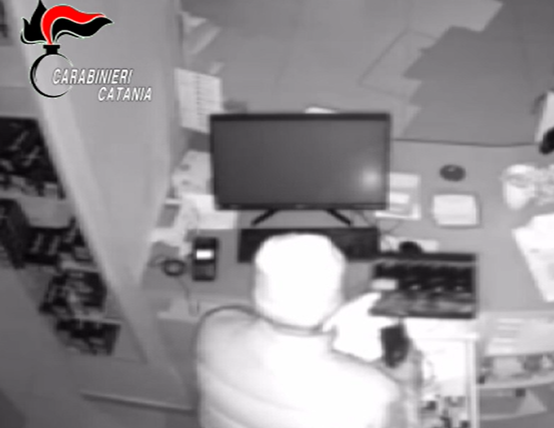 furto con spaccata in farmacia Spaccata in farmacia, denunciati due uomini