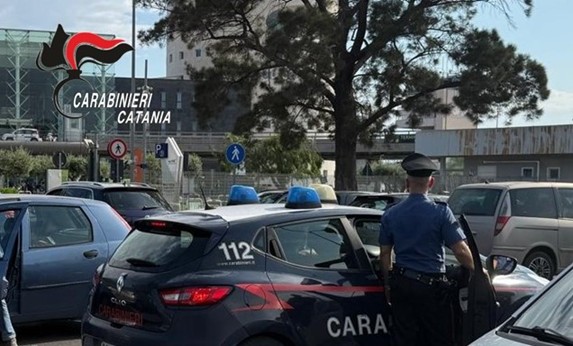 CARABINIERI AEROPORTO CATANIA Catania, parcheggiatore abusivo denunciato per tentata estorsione
