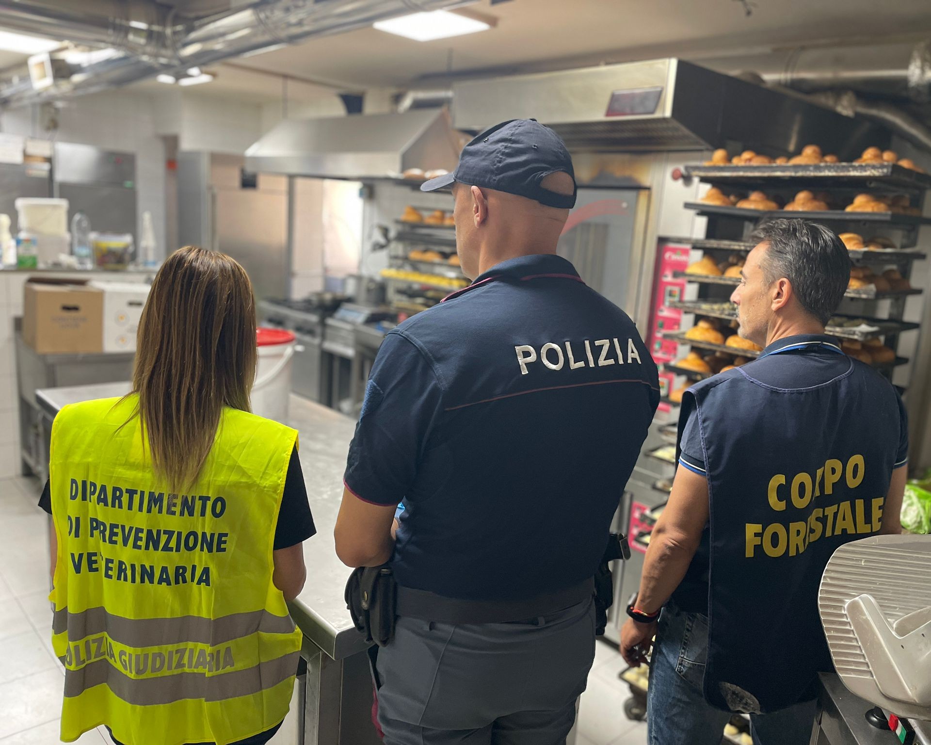 CONTROLLI DELLA TASK FORCE COORDINATA DALLA POLIZIA DI STATO IN UN BAR DEL VIALE MARIO RAPISARDI. RILEVATI CASI DI LAVORO NERO, SANZIONI PER CIRCA 13 MILA EURO Lavoro nero in un bar di viale Mario Rapisardi