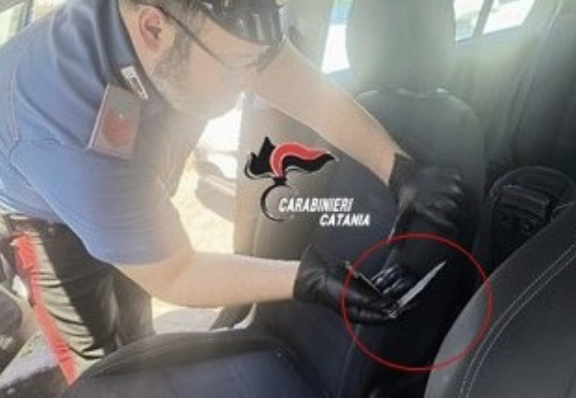 Coltello a serramanico in auto, denunciato a Piedimonte Etneo Coltello a serramanico in auto, denunciato a Piedimonte Etneo