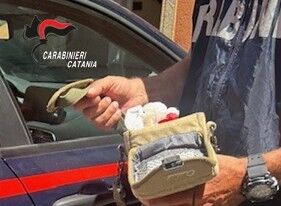 San Cristoforo, lancia la droga dalla finestra: arrestato