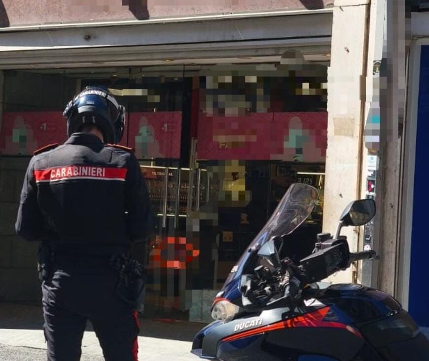 Foto Catania Via Etnea, rubano scarpe e tentano un altro furto