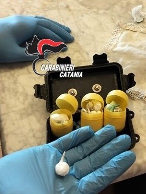 Foto Santa Maria di Licodia (CT) Paternò, lancia la droga dal balcone: arrestato