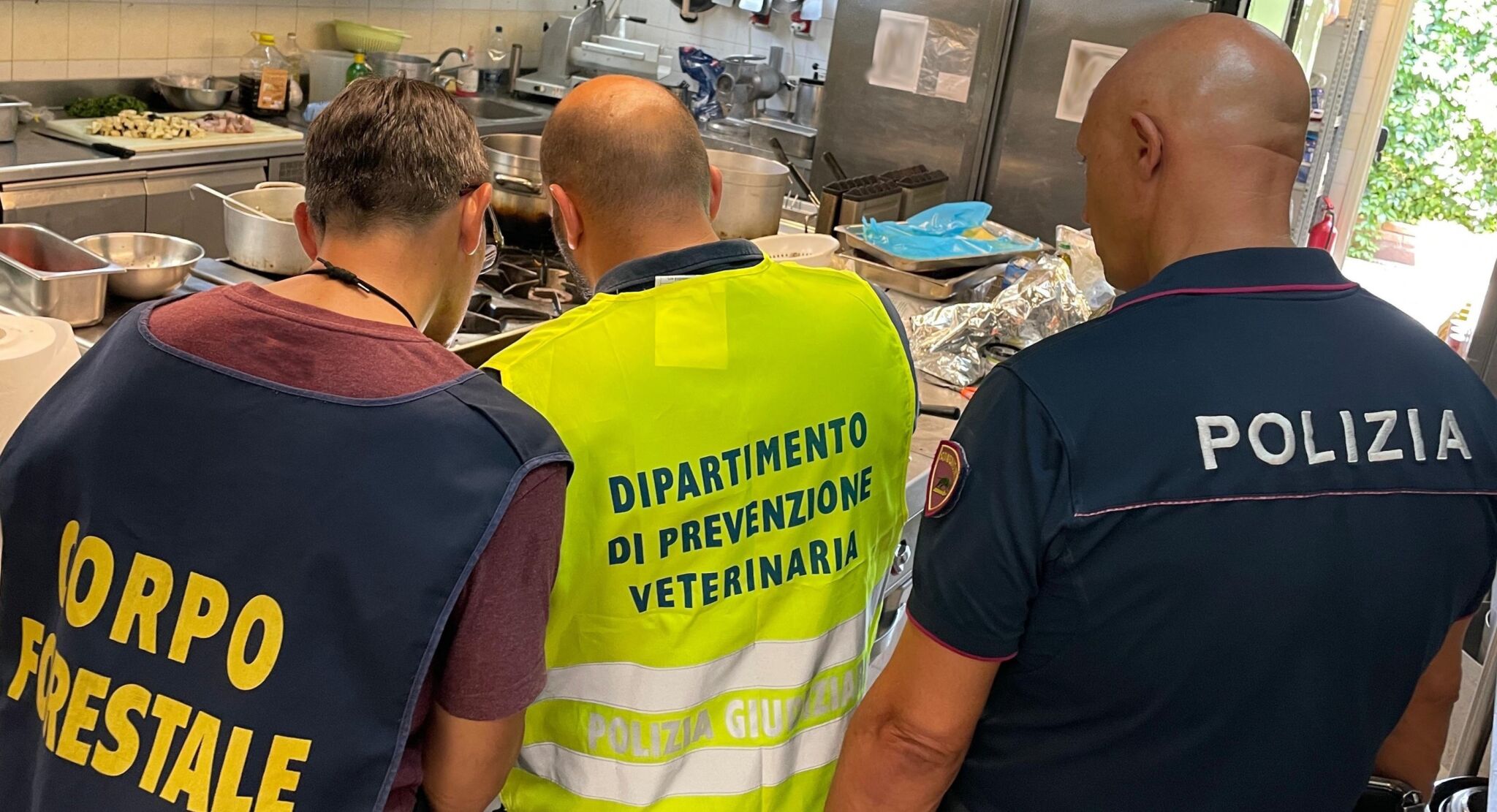 Carenze igieniche e lavoro nero in ristorante piazza Università