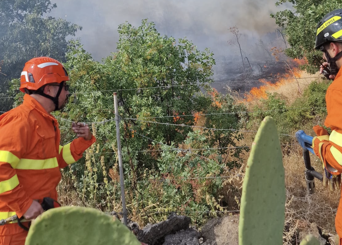 Vasto incendio tra Belpasso e Paternò, fiamme vicino alle abitazioni