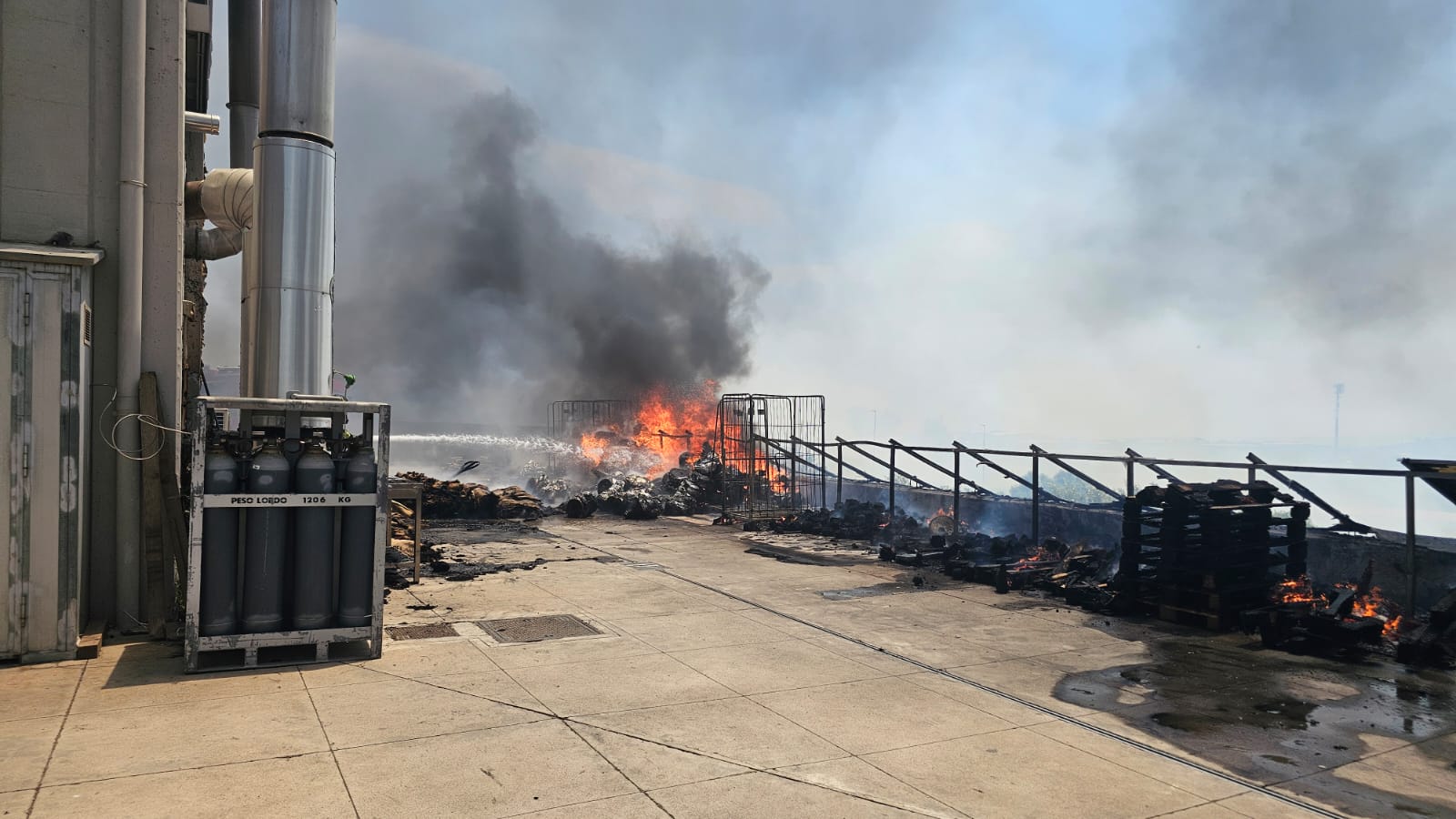 Incendio zona Cavip a Belpasso, in azione anche l’elicottero antincendio Belpasso, fiamme lambiscono la ditta Epos