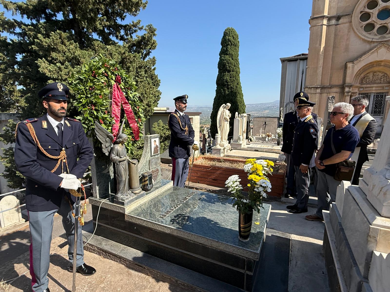– LA POLIZIA DI STATO DI CATANIA HA RICORDATO IL VICE SOVRINTENDENTE GIUSEPPE RANDAZZO NEL 33° ANNIVERSARIO DELLA MORTE 1 La Polizia ha ricordato Giuseppe Randazzo