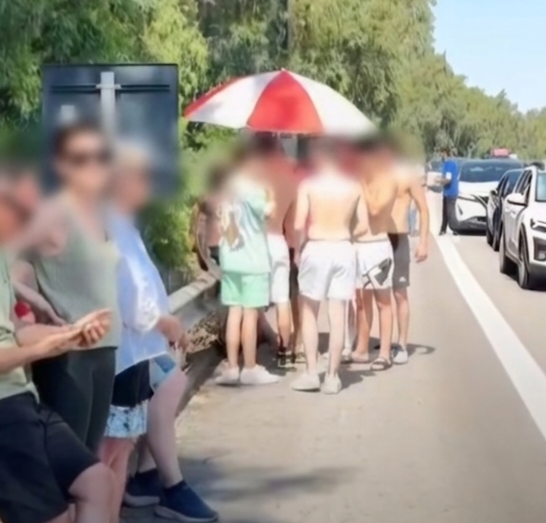 Ombrelloni a18 Fila sulla A18, c’è chi apre gli ombrelloni