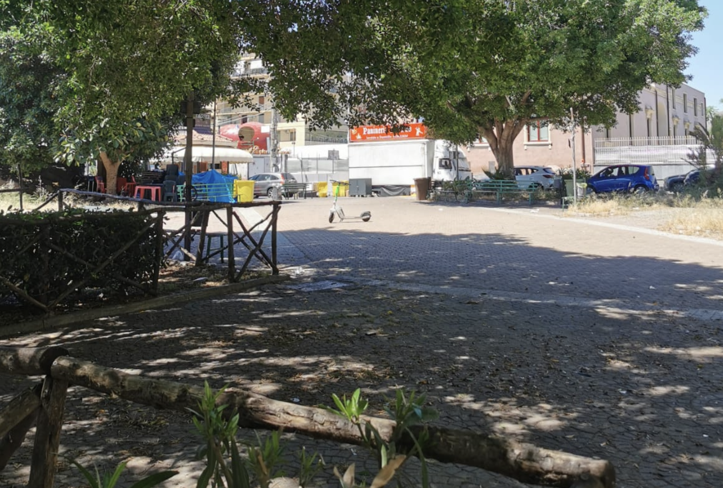 Piazza Consiglio d’Europa nel degrado Piazza Consiglio d’Europa nel degrado