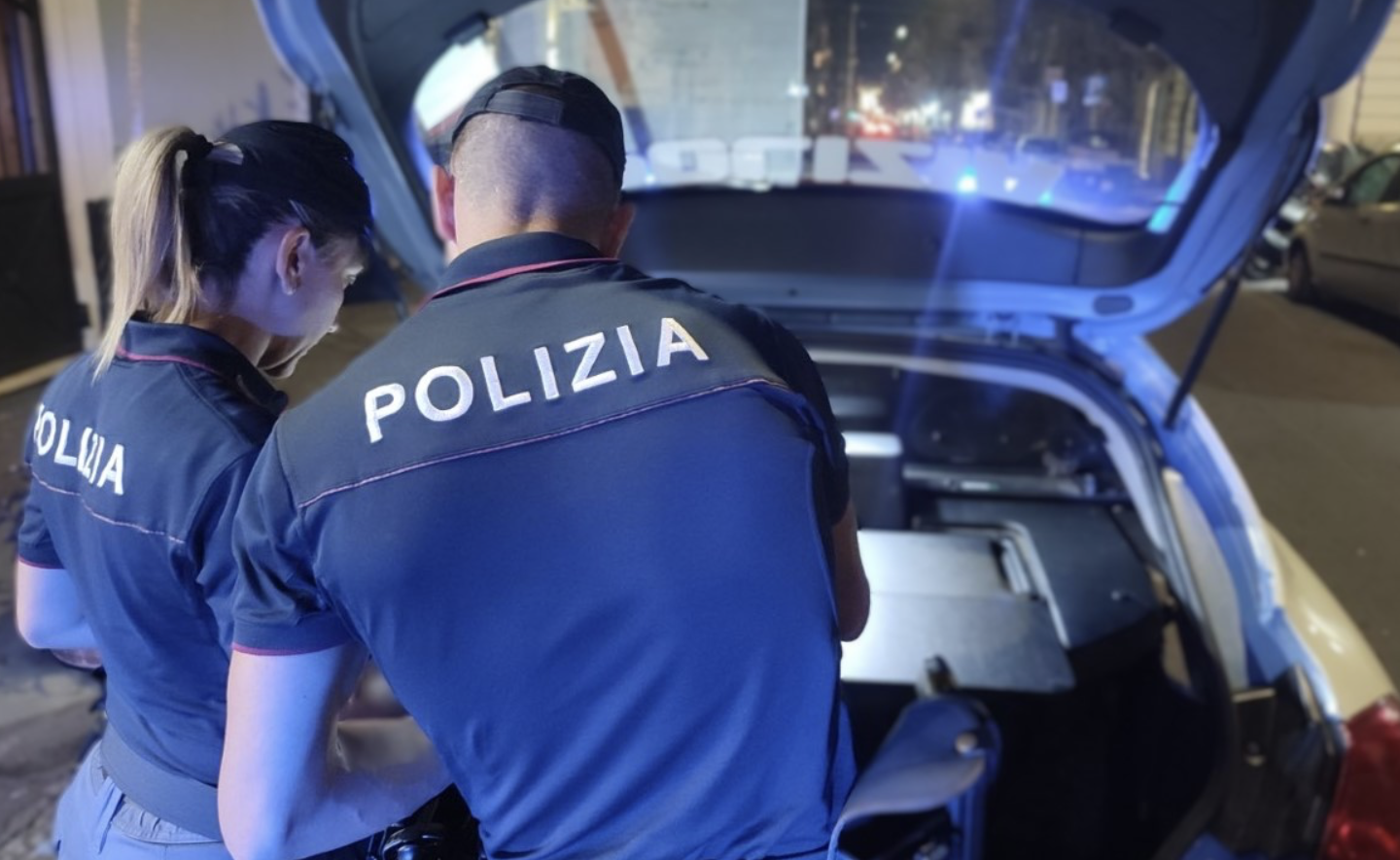 Rubano una moto in piazza Tricolore, fermati dalla Polizia dopo la fuga Rubano una moto in piazza Tricolore, fermati dalla Polizia dopo la fuga