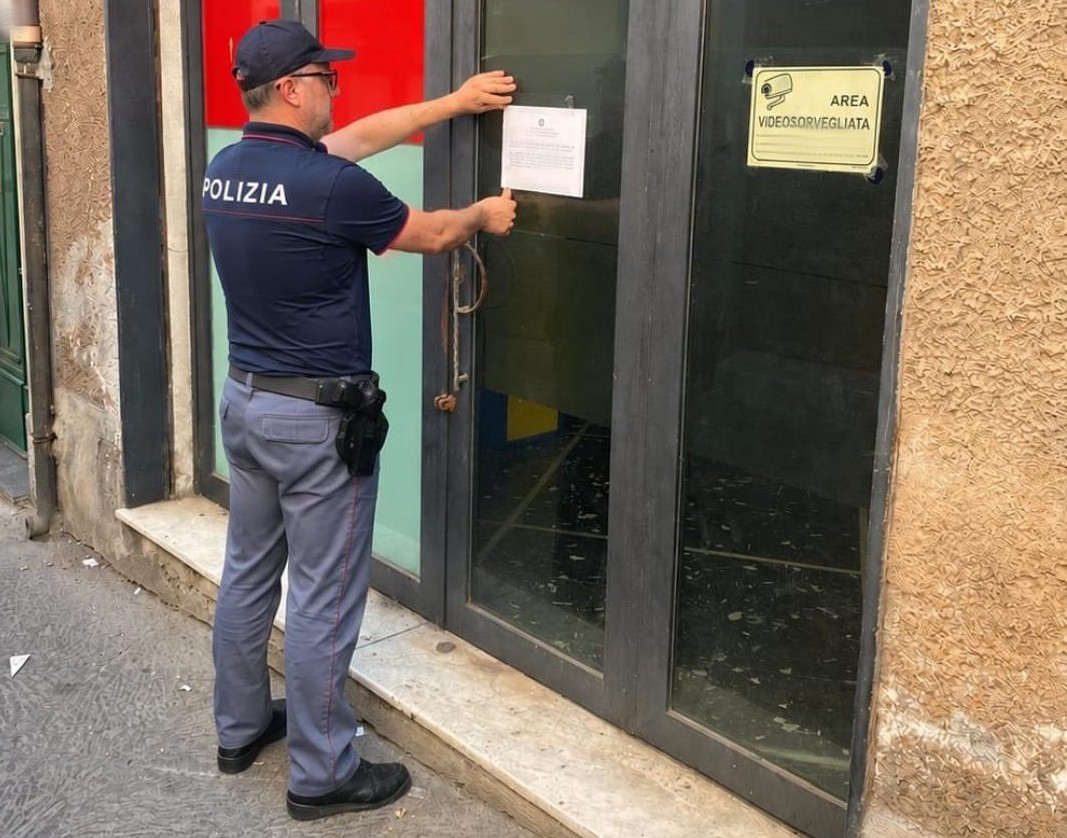 – SALA GIOCHI DI ADRANO CHIUSA DALLA POLIZIA DI STATO PER 7 GIORNI ERA DIVENTATA RITROVO ABITUALE DI PREGIUDICATI Adrano, chiusa sala giochi frequentata da pregiudicati